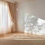 西日が強く差し込む部屋