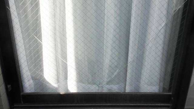 地震によるヒビ